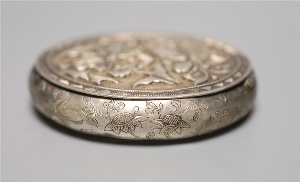 A late 19th/early 20th century Chinese white metal oval snuff box, decorate with foliage, 73mm.